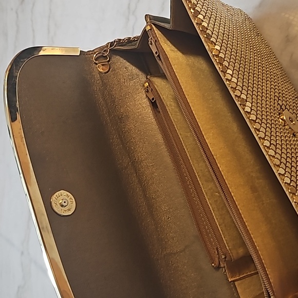 Vintage metallic gold clutch with metal shoulder strap. - Picture 5 of 5